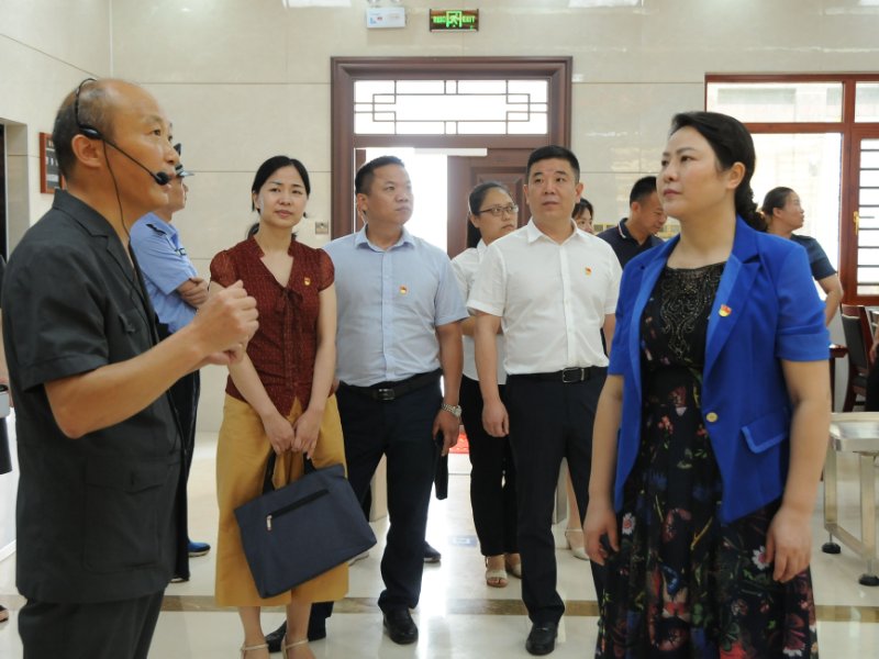 黄艳娥调研基层党建工作(图3)